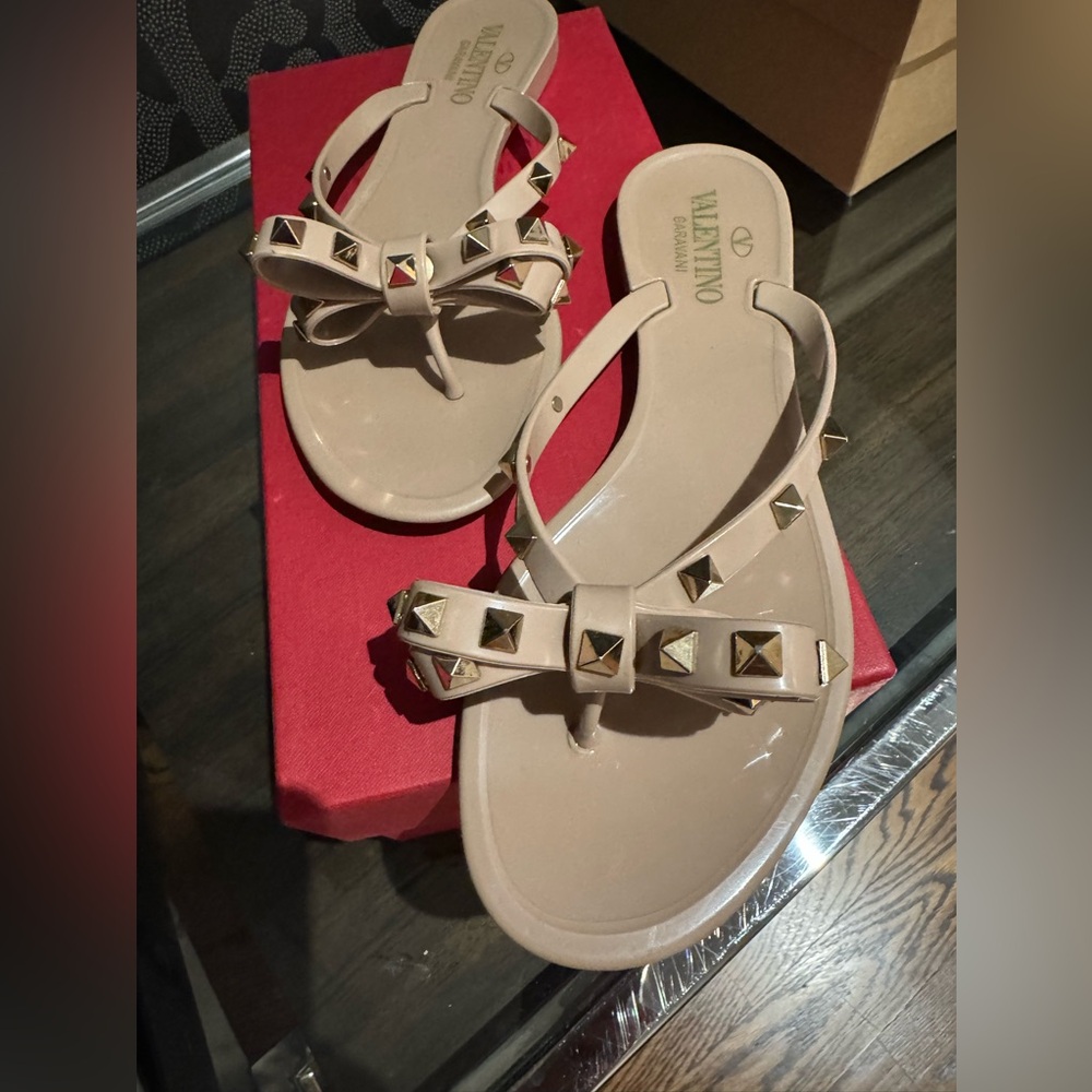 Worn once / Valentino Garavani Rockstud PVC thong sandals